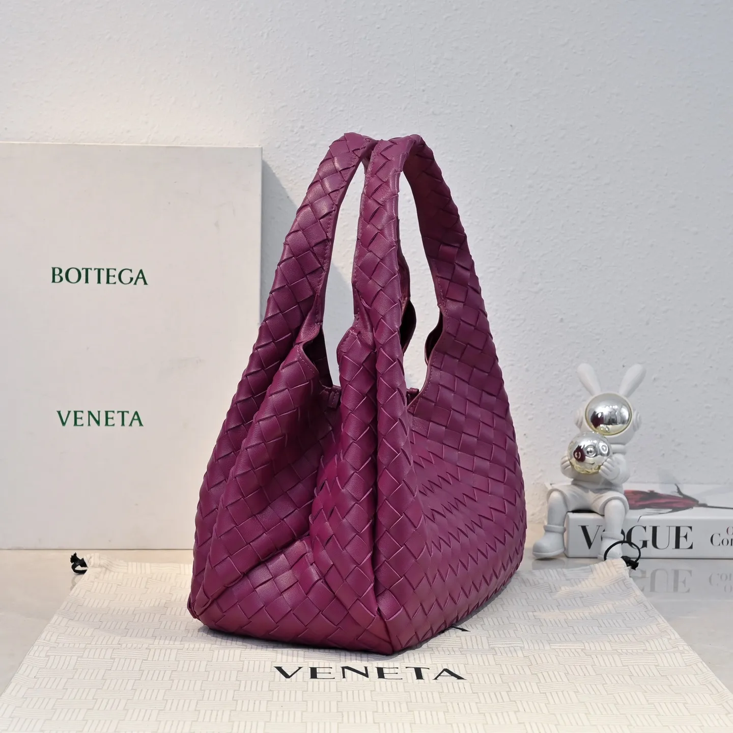 Batch 2160 new products are coming! BOTTEGA VENETA Bottega Veneta's 2025 new Campana shoulder bag is on the market~ First of all, I would like to praise the weight of this bag. As a not too small bag, it is very light for daily use. For people like me who need to carry a lot of belongings when going out, this advantage is great, and it greatly reduces the burden of traveling. 🛍️The shape is a bit like a combination of parachute and jodie. The blunt triangle shape is cute and honest. Carrying it on your back when going shopping is a good mood accelerator. The handles and body of the bag are both classic weaves. A tie is added to the original open design. If it is not tied up, the bag will look like a small vegetable basket when carried. Style number: 4249 Size: 33*20*16.5cm